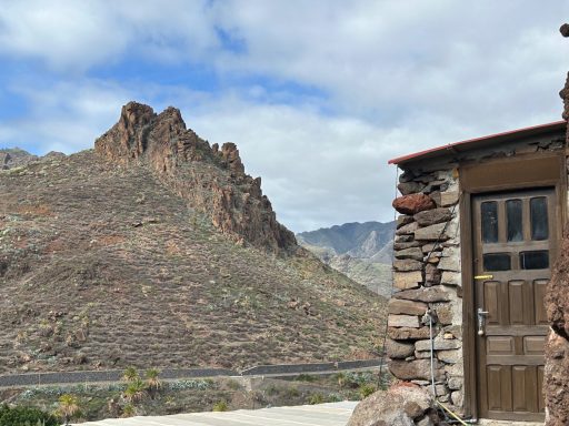 Über dem Barranco ist der Höhleneingang Eingang der Höhle