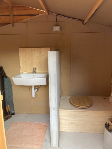 Toilette in der Höhle Komposttoilette