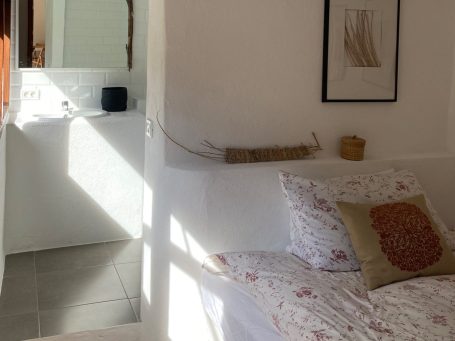 Kurze Wege vom Schlafzimmer ins Bad Ein Meter 40 Bett, Durchgang zum Bad, kleine Stufe, keine Tür